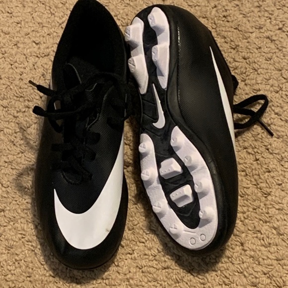 Boys BNWOT Nike Soccer Shoes - Picture 3 of 4